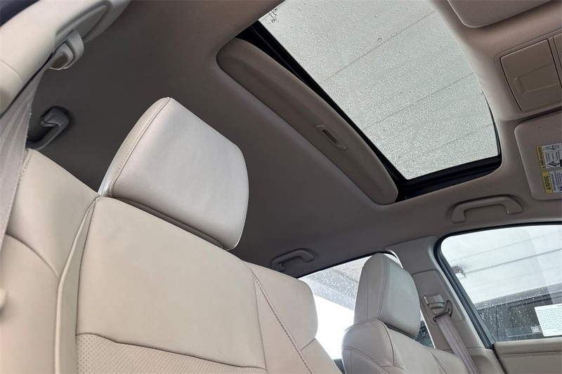 Acura RDX Vehicle Full-screen Gallery Image 16