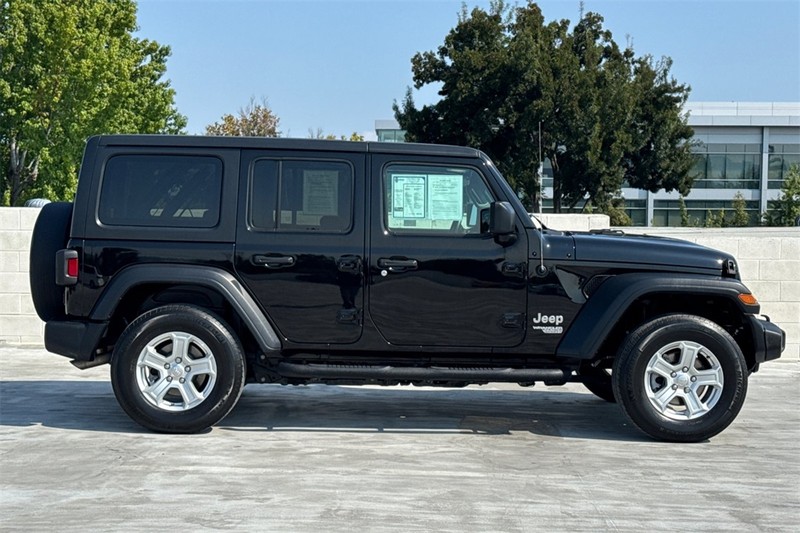 Jeep Wrangler Unlimited Vehicle Full-screen Gallery Image 02