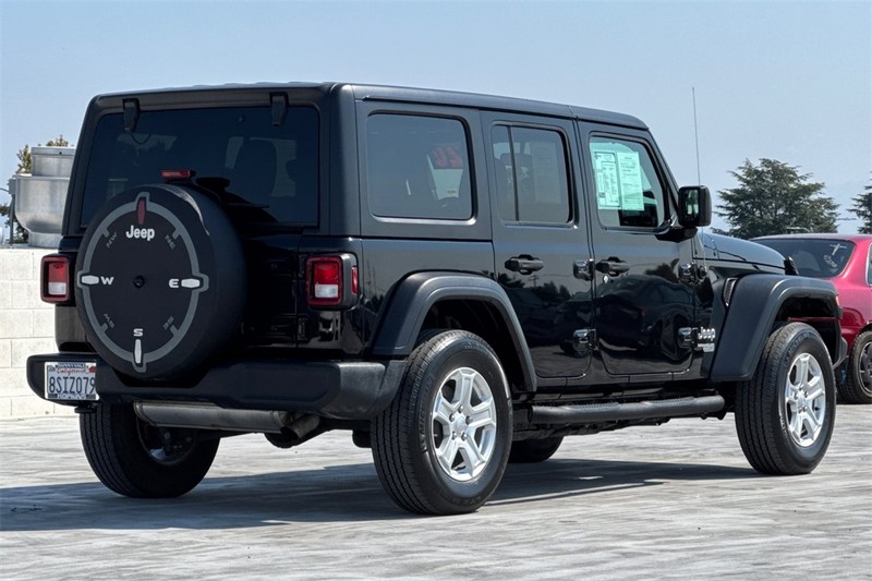 Jeep Wrangler Unlimited Vehicle Full-screen Gallery Image 03