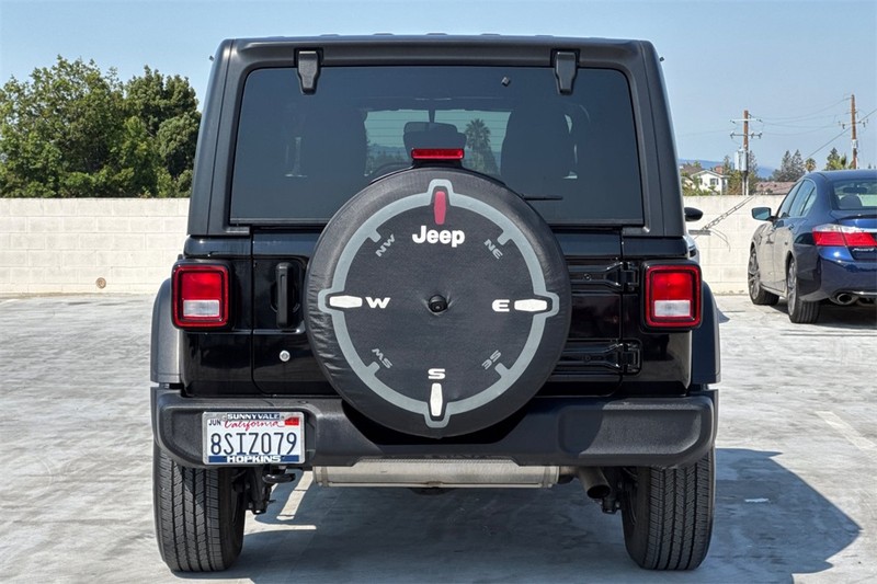 Jeep Wrangler Unlimited Vehicle Full-screen Gallery Image 04