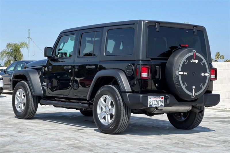 Jeep Wrangler Unlimited Vehicle Full-screen Gallery Image 05