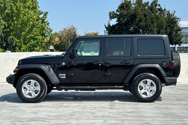 Jeep Wrangler Unlimited Vehicle Full-screen Gallery Image 06