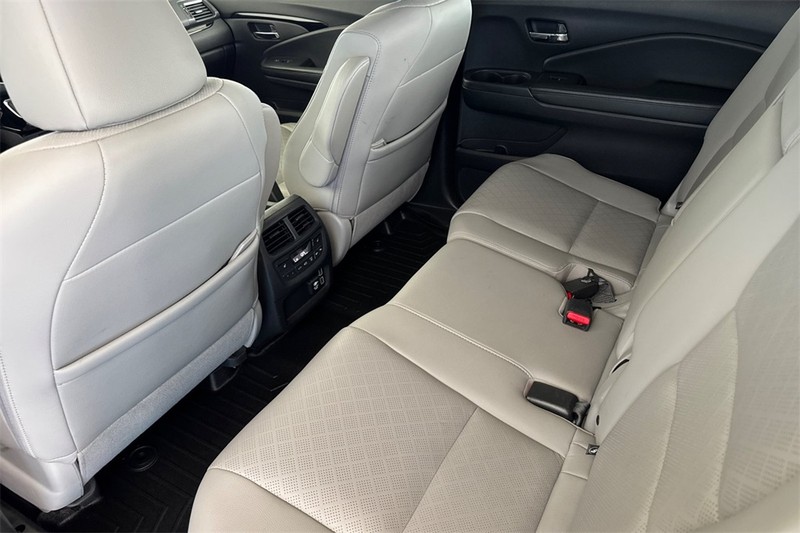 Honda Passport Vehicle Full-screen Gallery Image 11