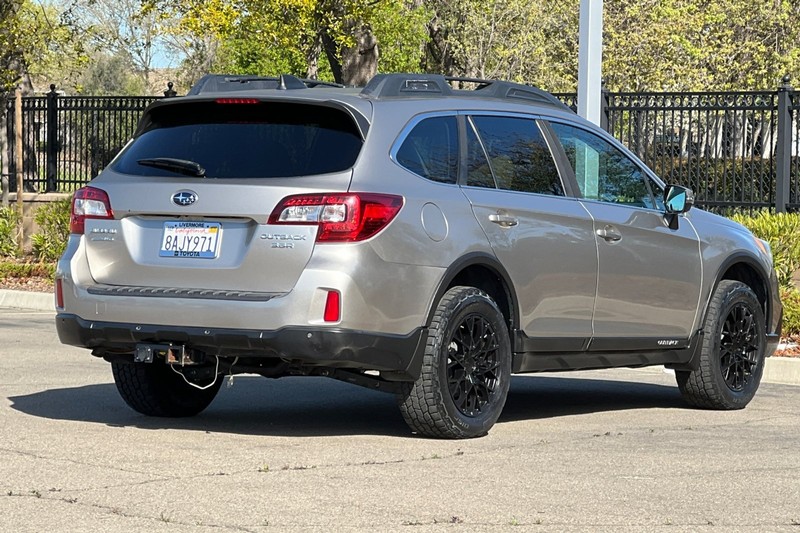 Subaru Outback Vehicle Full-screen Gallery Image 04