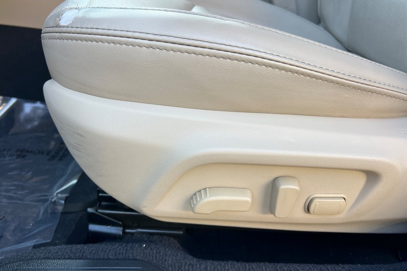Subaru Outback Vehicle Full-screen Gallery Image 13