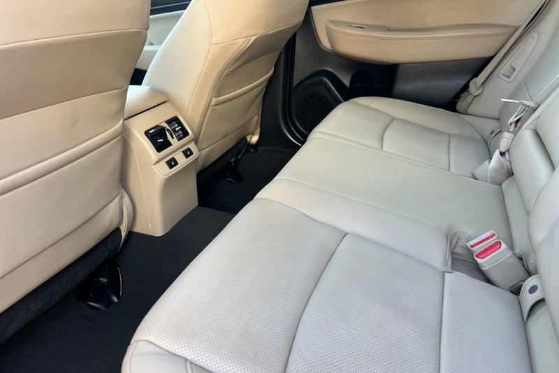 Subaru Outback Vehicle Full-screen Gallery Image 14