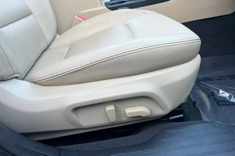 Subaru Outback Vehicle Full-screen Gallery Image 23
