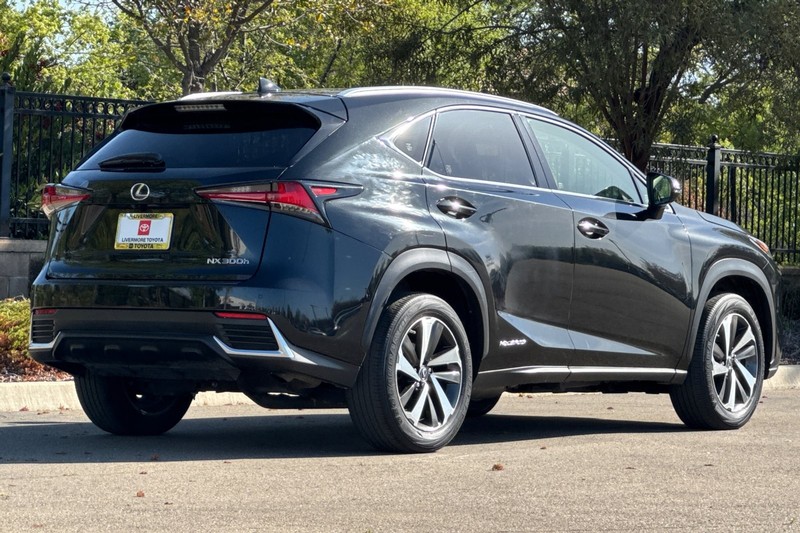 Lexus NX Vehicle Full-screen Gallery Image 04