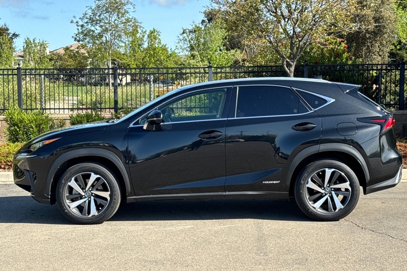 Lexus NX Vehicle Full-screen Gallery Image 07
