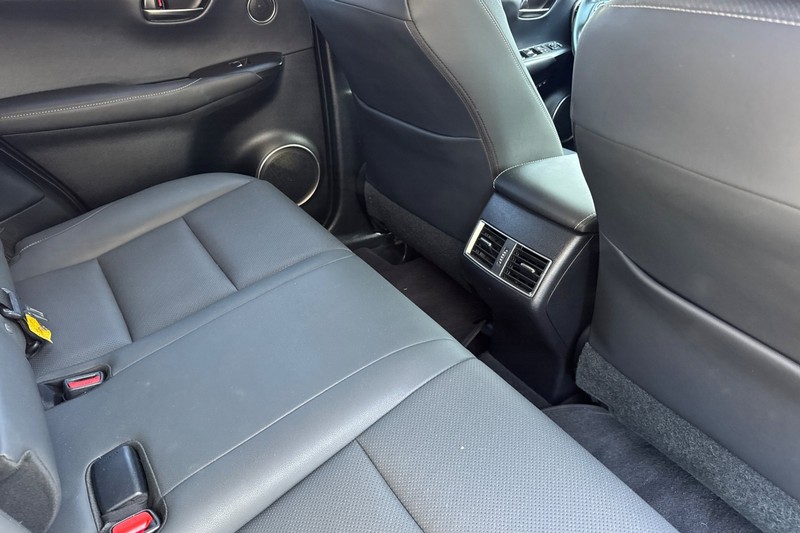 Lexus NX Vehicle Full-screen Gallery Image 18