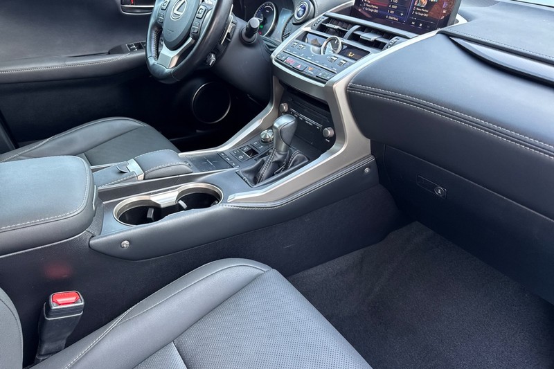 Lexus NX Vehicle Full-screen Gallery Image 19