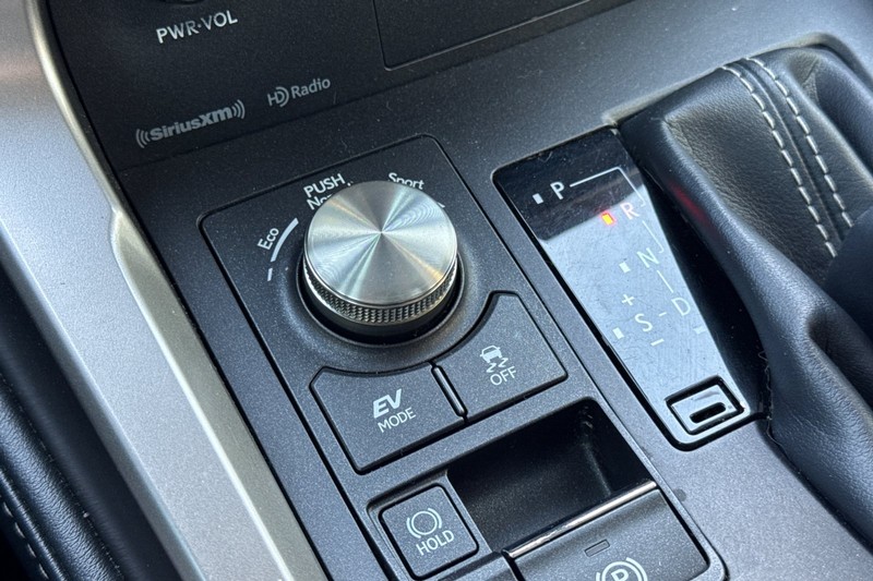 Lexus NX Vehicle Full-screen Gallery Image 32