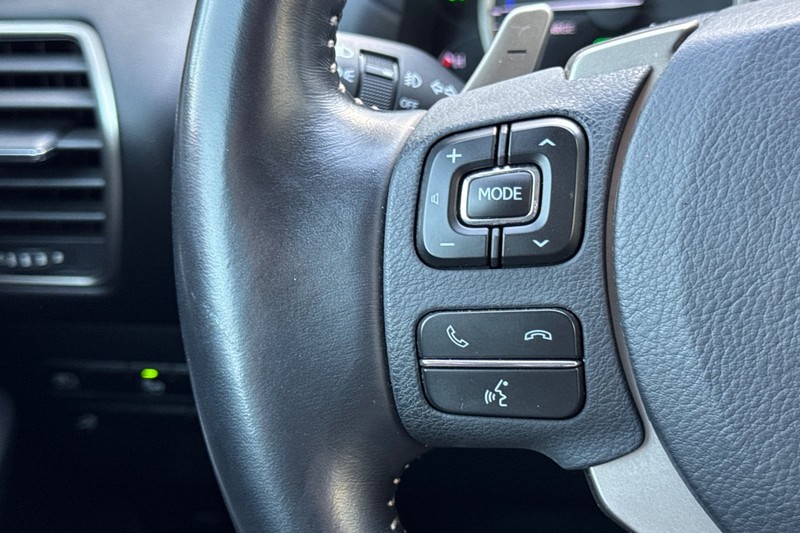 Lexus NX Vehicle Full-screen Gallery Image 37