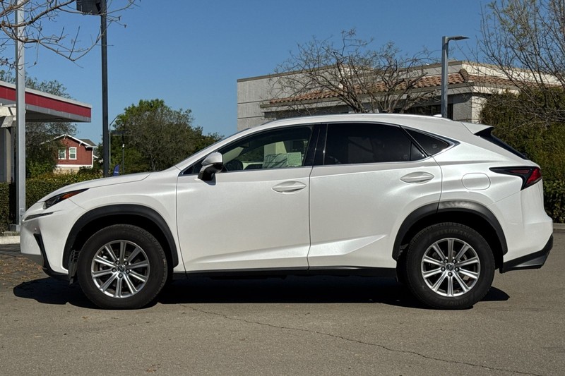 Lexus NX Vehicle Full-screen Gallery Image 07