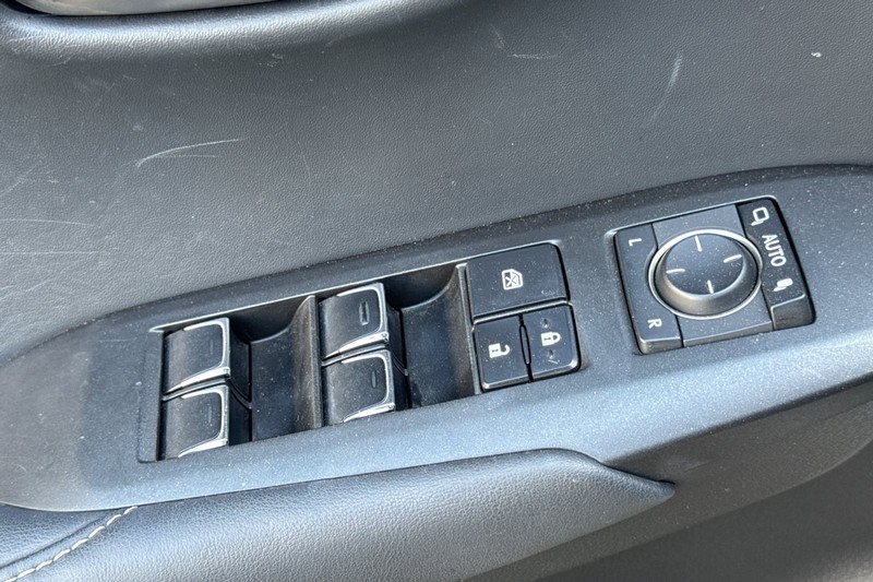 Lexus NX Vehicle Full-screen Gallery Image 12