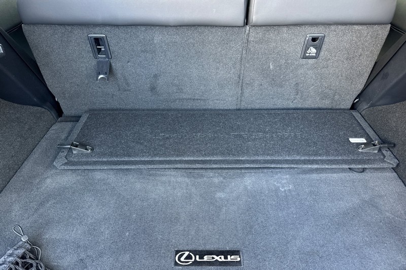 Lexus NX Vehicle Full-screen Gallery Image 17