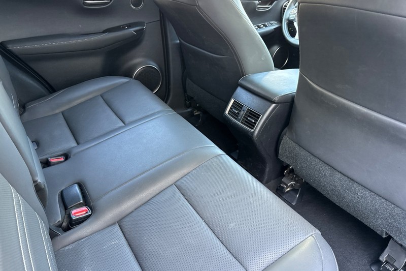 Lexus NX Vehicle Full-screen Gallery Image 18