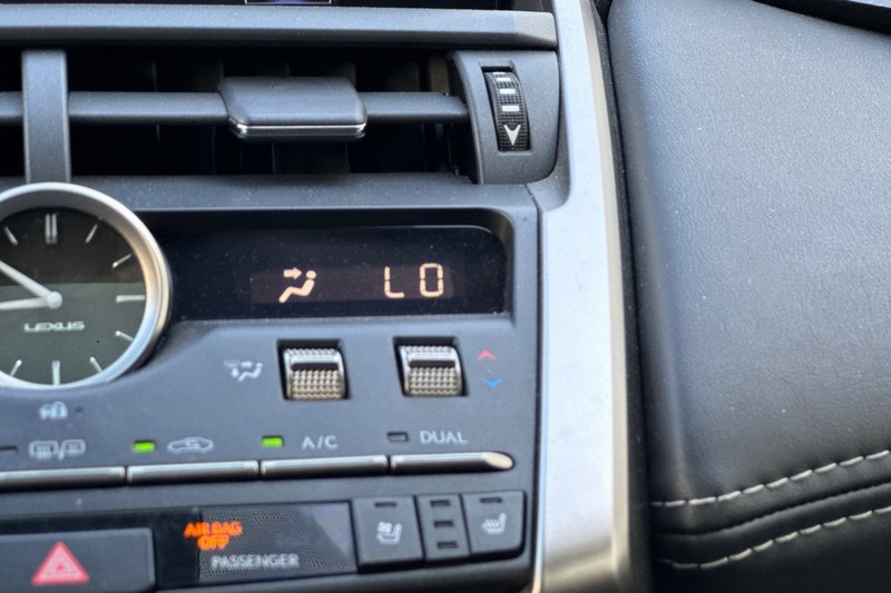 Lexus NX Vehicle Full-screen Gallery Image 30
