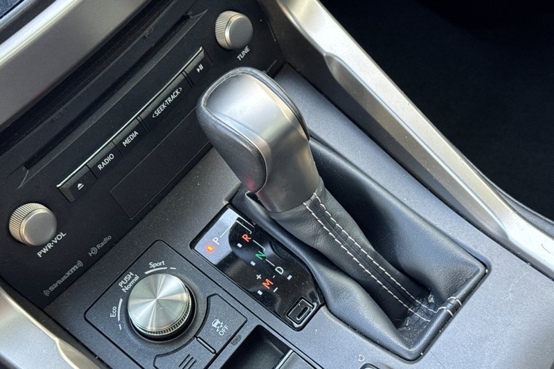 Lexus NX Vehicle Full-screen Gallery Image 34