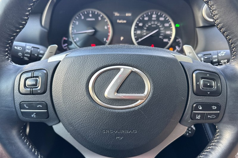 Lexus NX Vehicle Full-screen Gallery Image 36
