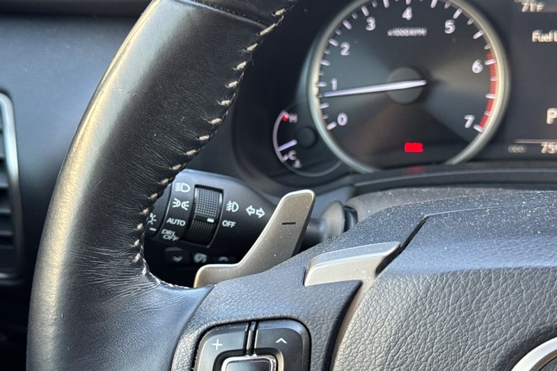 Lexus NX Vehicle Full-screen Gallery Image 38