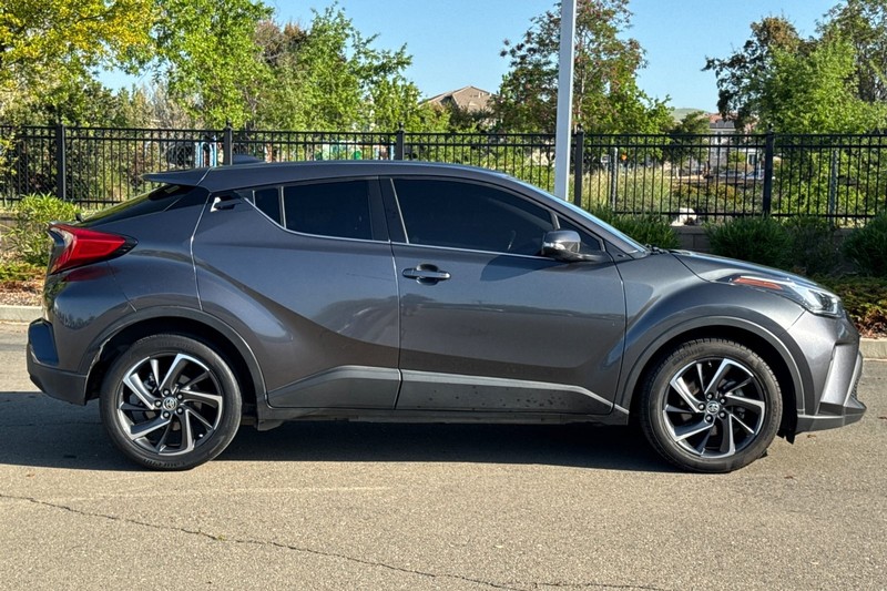 Toyota C-HR Vehicle Full-screen Gallery Image 03
