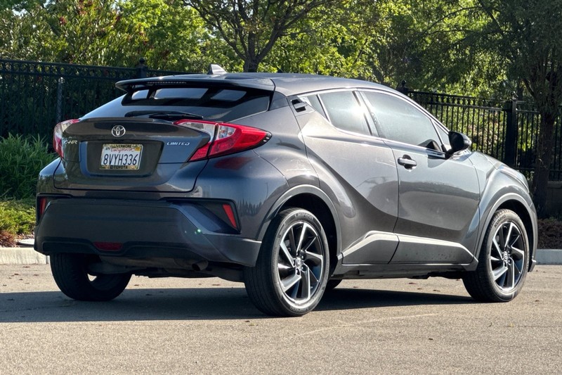 Toyota C-HR Vehicle Full-screen Gallery Image 04