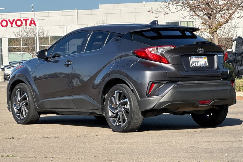 Toyota C-HR Vehicle Full-screen Gallery Image 06