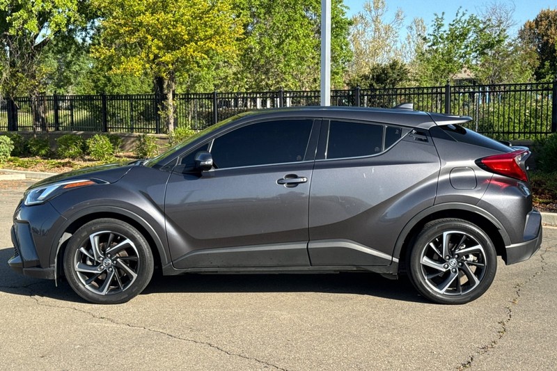 Toyota C-HR Vehicle Full-screen Gallery Image 07