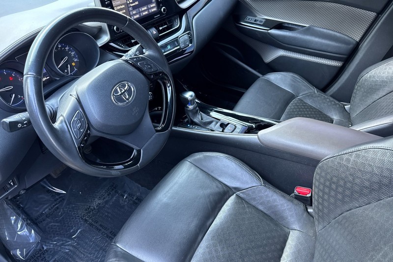 Toyota C-HR Vehicle Full-screen Gallery Image 10