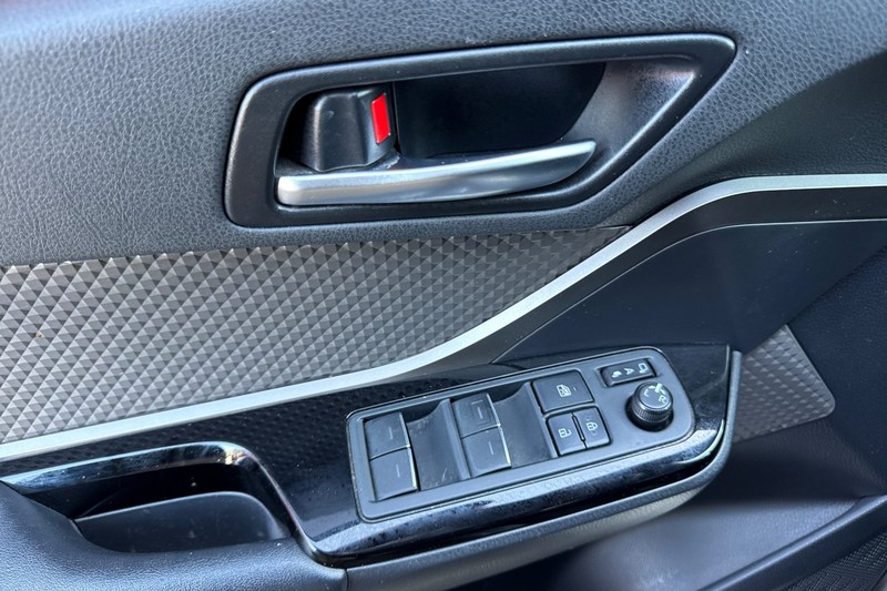 Toyota C-HR Vehicle Full-screen Gallery Image 11