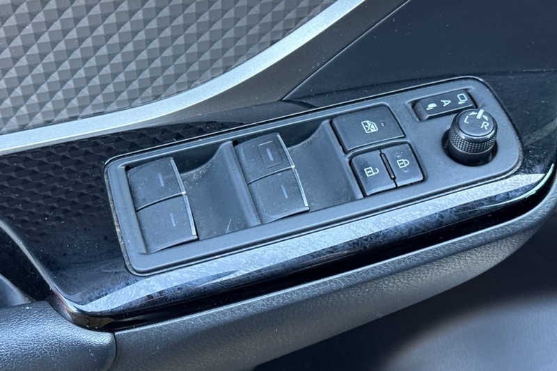 Toyota C-HR Vehicle Full-screen Gallery Image 12
