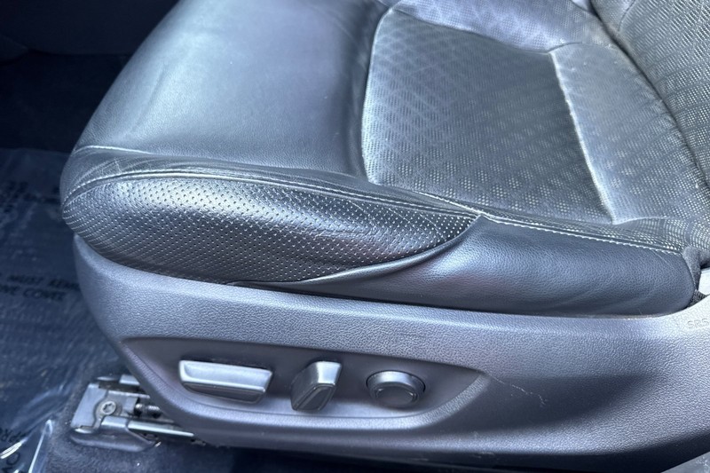 Toyota C-HR Vehicle Full-screen Gallery Image 13