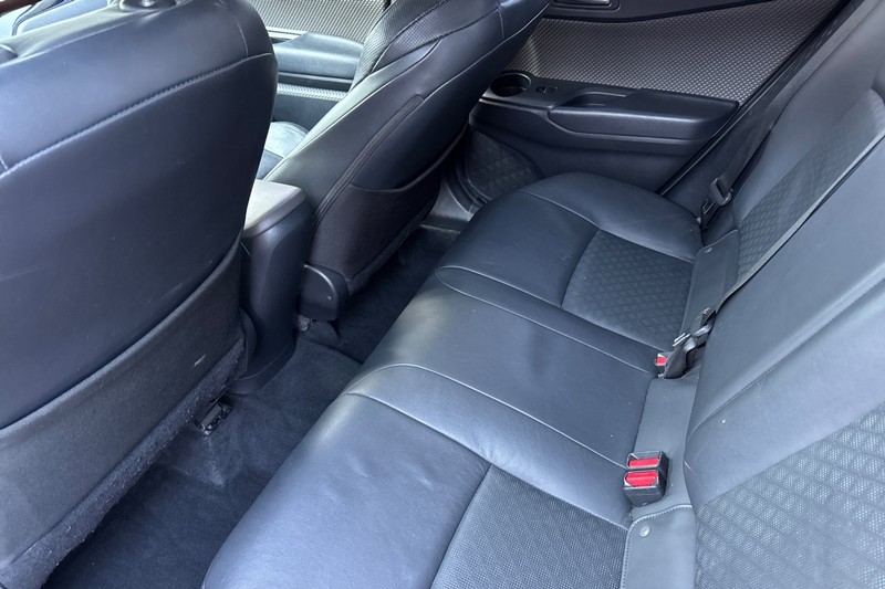 Toyota C-HR Vehicle Full-screen Gallery Image 14