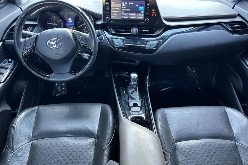 Toyota C-HR Vehicle Full-screen Gallery Image 15