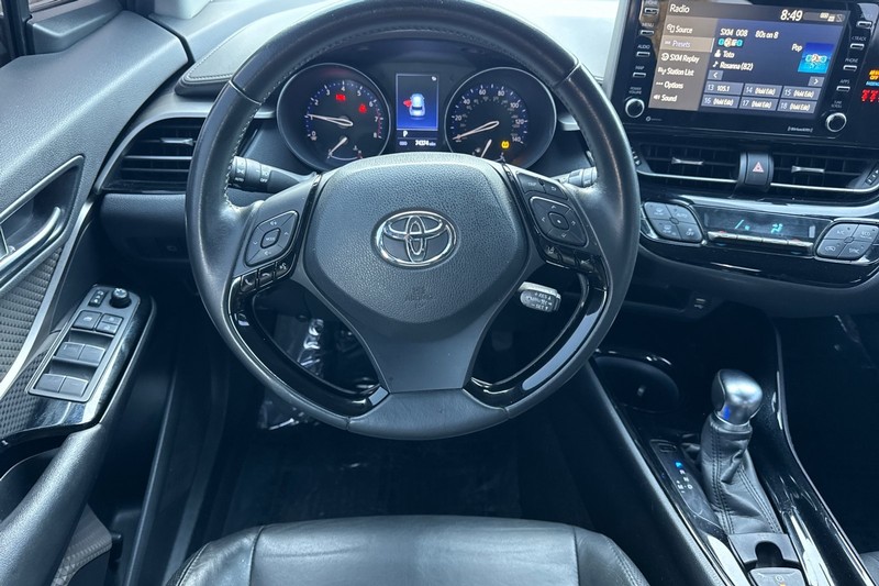 Toyota C-HR Vehicle Full-screen Gallery Image 16