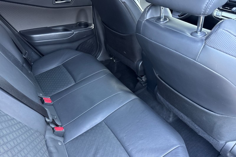 Toyota C-HR Vehicle Full-screen Gallery Image 18