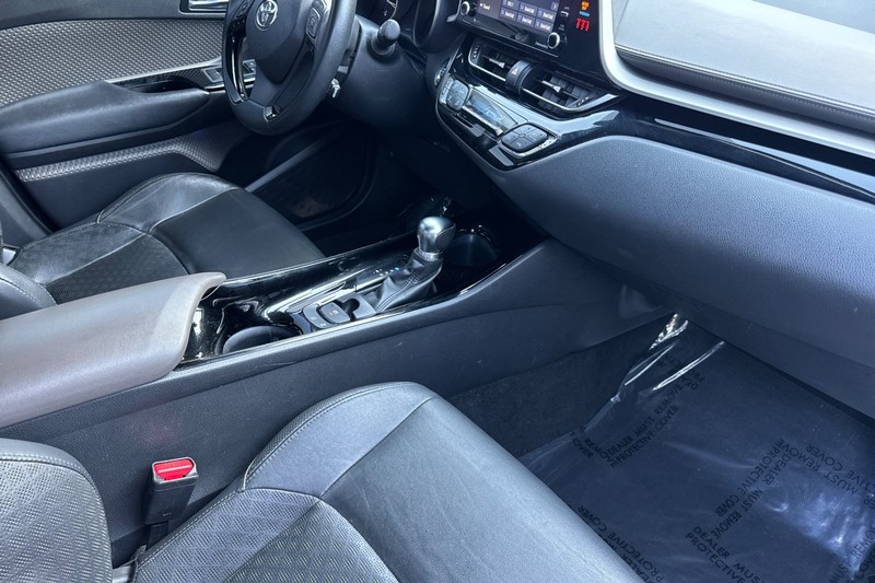 Toyota C-HR Vehicle Full-screen Gallery Image 19