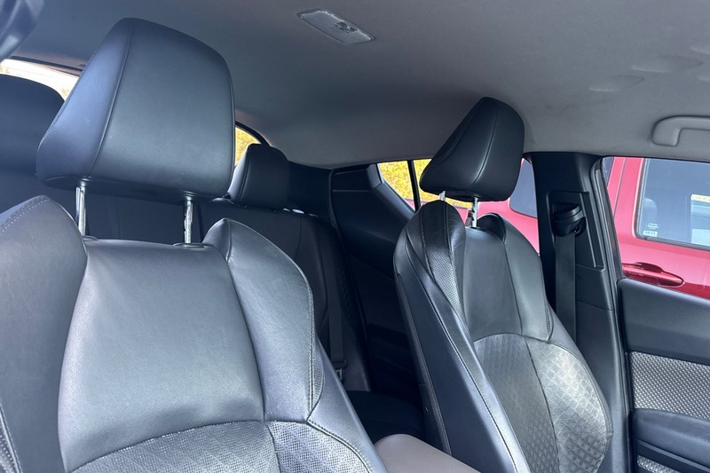 Toyota C-HR Vehicle Full-screen Gallery Image 20