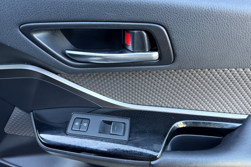 Toyota C-HR Vehicle Full-screen Gallery Image 21