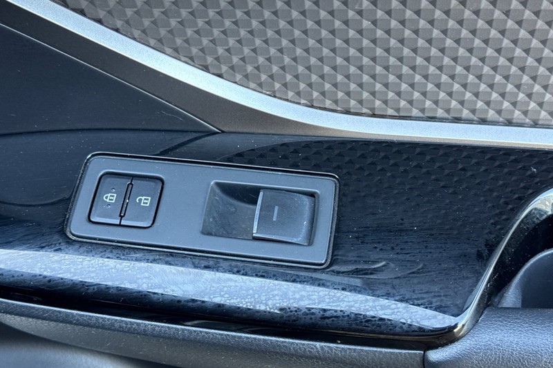 Toyota C-HR Vehicle Full-screen Gallery Image 22