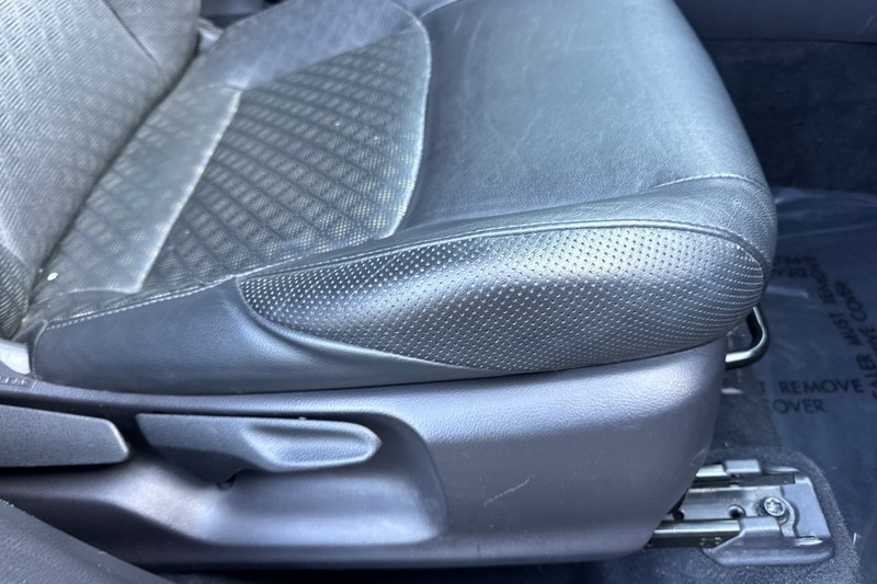 Toyota C-HR Vehicle Full-screen Gallery Image 23