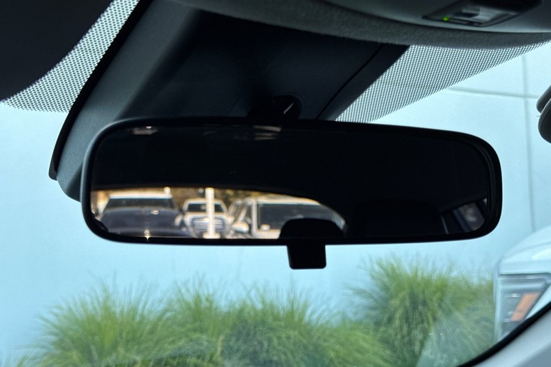 Toyota C-HR Vehicle Full-screen Gallery Image 25
