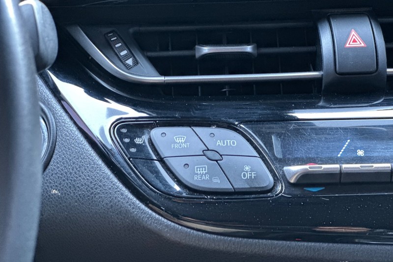 Toyota C-HR Vehicle Full-screen Gallery Image 29