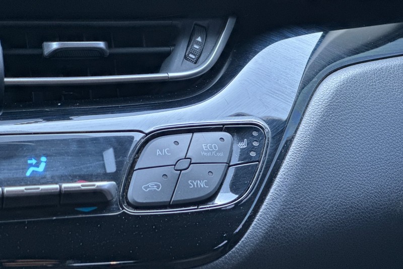 Toyota C-HR Vehicle Full-screen Gallery Image 30