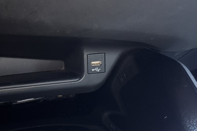 Toyota C-HR Vehicle Full-screen Gallery Image 31