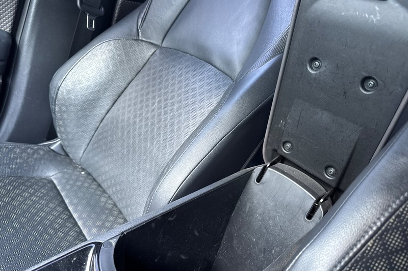 Toyota C-HR Vehicle Full-screen Gallery Image 32