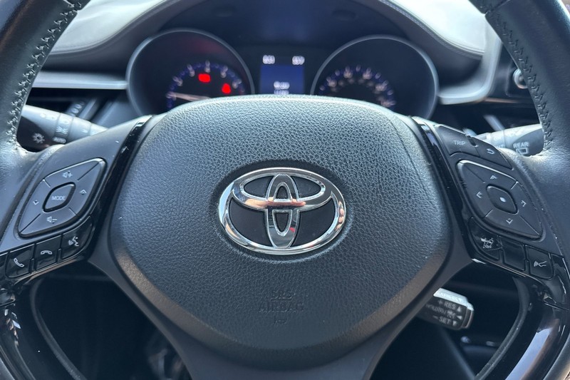 Toyota C-HR Vehicle Full-screen Gallery Image 35