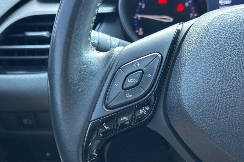 Toyota C-HR Vehicle Full-screen Gallery Image 36