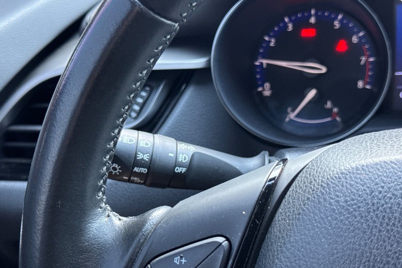 Toyota C-HR Vehicle Full-screen Gallery Image 37